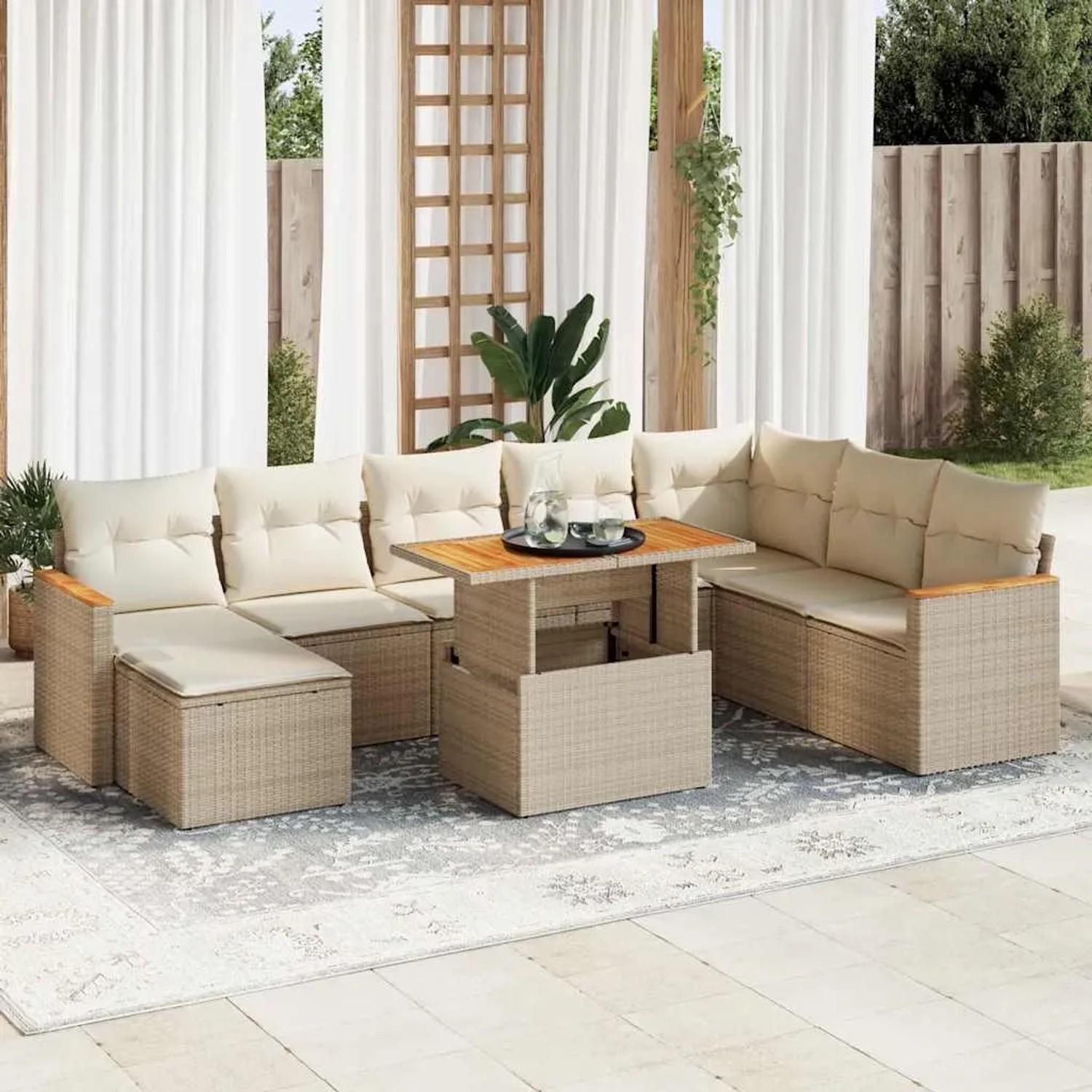 Beige 9-teilige Garten-Sofagarnitur aus Polyrattan mit Akazienholz-Tisch und cremefarbenen Kissen.