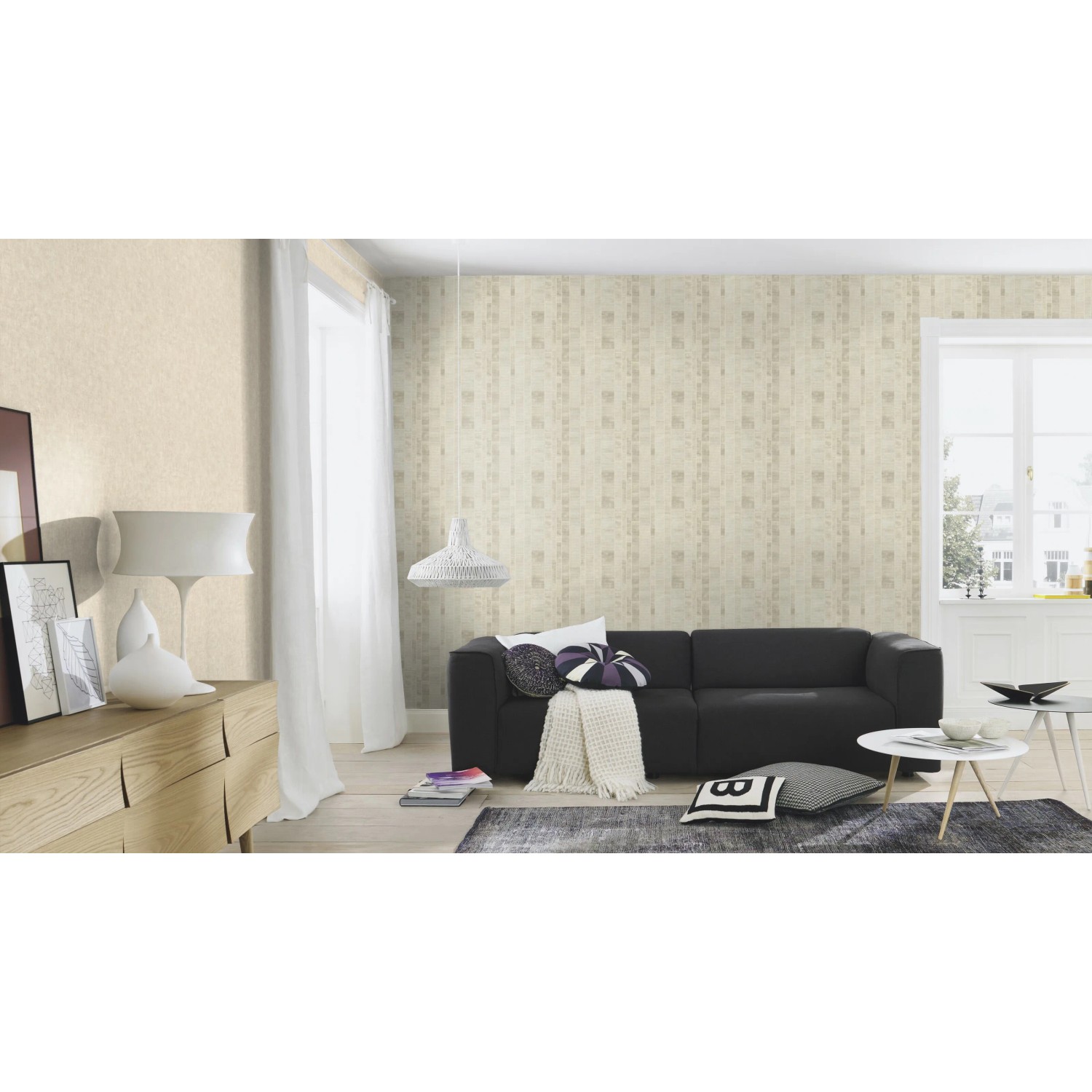 Wohnraum mit Rasch Vliestapete Factory IV 429220 in Uni Hellbeige. Dekorative Tapete im modernen Ambiente.