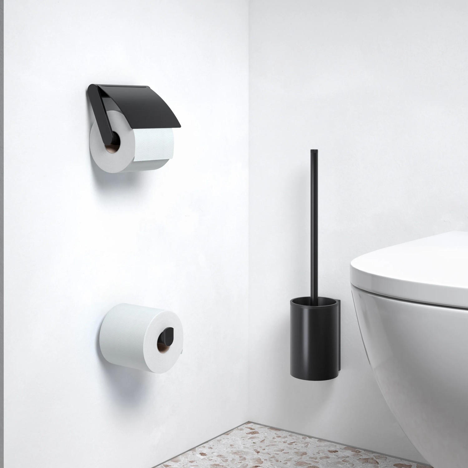 Keuco Plan Black Selection Toilettenbürstengarnitur, schwarz-matt, mit WC-Papierhalter im modernen Badezimmer.