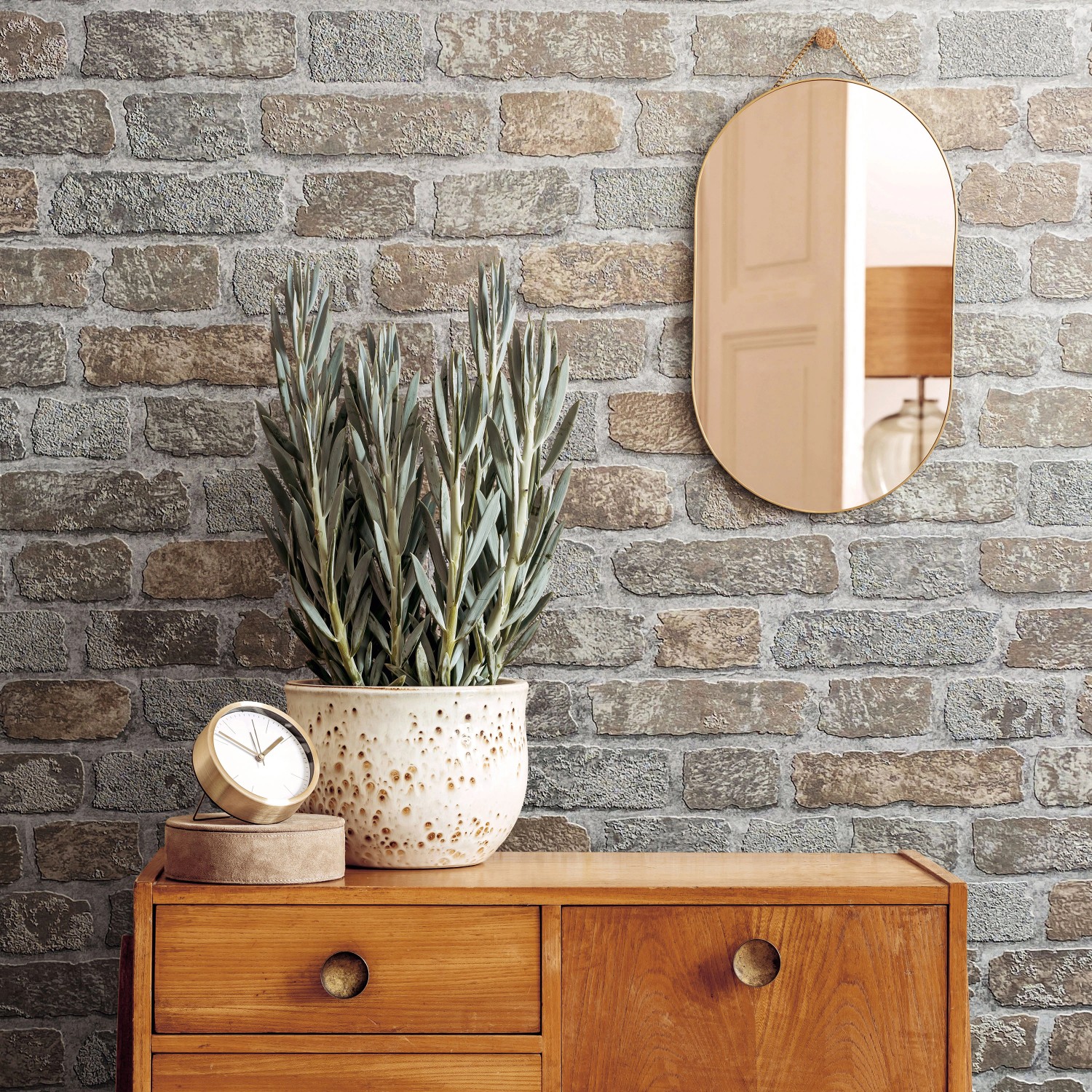 Marburg Vliestapete Imagine Holz/Stein Greige an Wand mit Deko-Elementen.