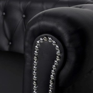 Detailaufnahme: Schwarzes Chesterfield Sofa, Kunstleder, Armlehne mit Ziernägeln.