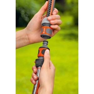 Gardena Kupplung zum Verbinden von zwei Gartenschläuchen in der Hand.
