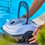 Akku-Poolroboter Orca 45 CL in Weiß/Grau für die Poolbodenreinigung.
