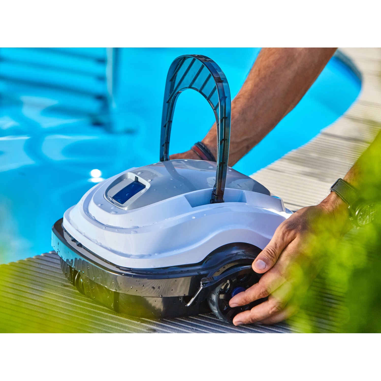 Akku-Poolroboter Orca 45 CL in Weiß/Grau für die Poolbodenreinigung.