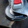 Bosch Expert Fiberscheibe X-Lock R781 auf Winkelschleifer beim Schleifen von Metall.