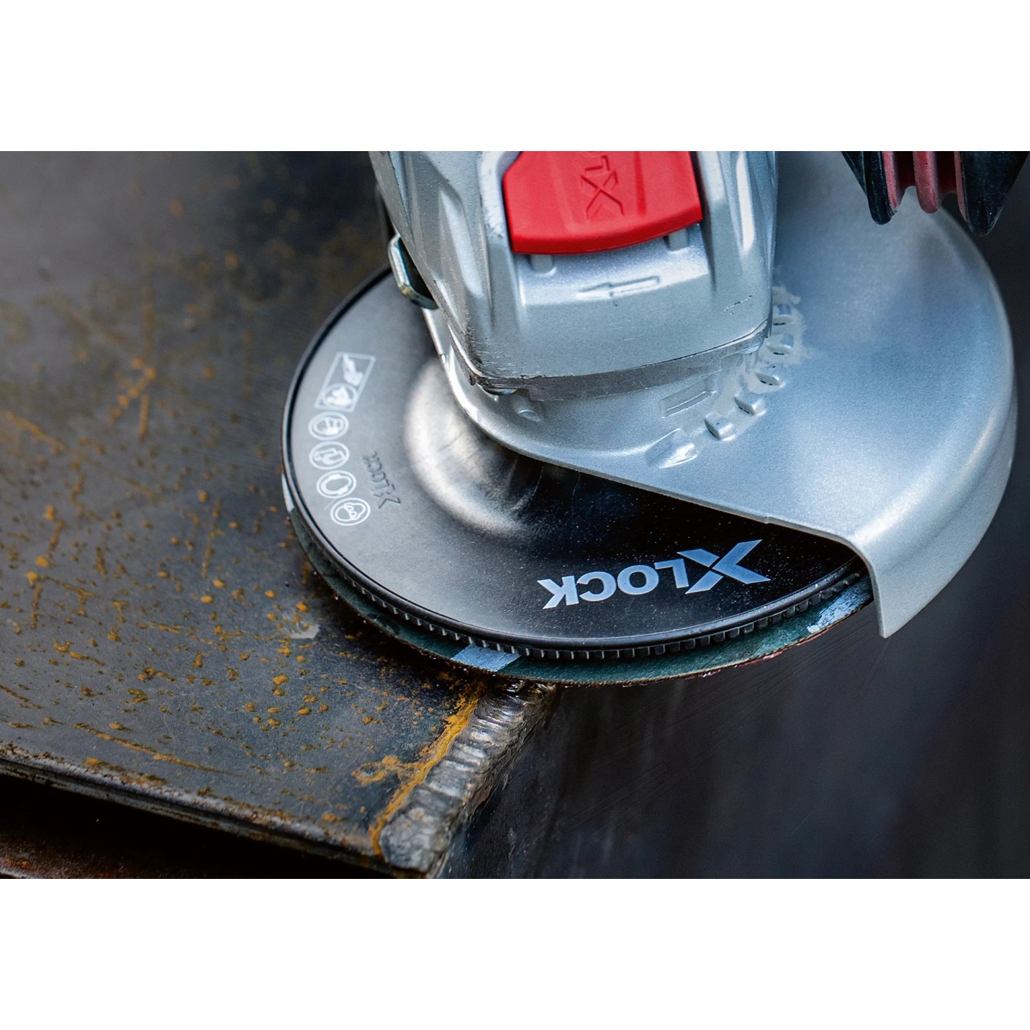 Bosch Expert Fiberscheibe X-Lock R781 auf Winkelschleifer beim Schleifen von Metall.