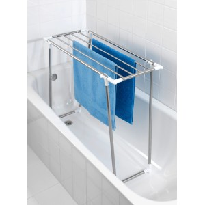Wenko Wäscheständer Profi Single, silberfarben, in Badewanne mit blauen Handtüchern.