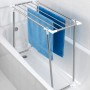 Wenko Wäscheständer Profi Single, silberfarben, in Badewanne mit blauen Handtüchern.