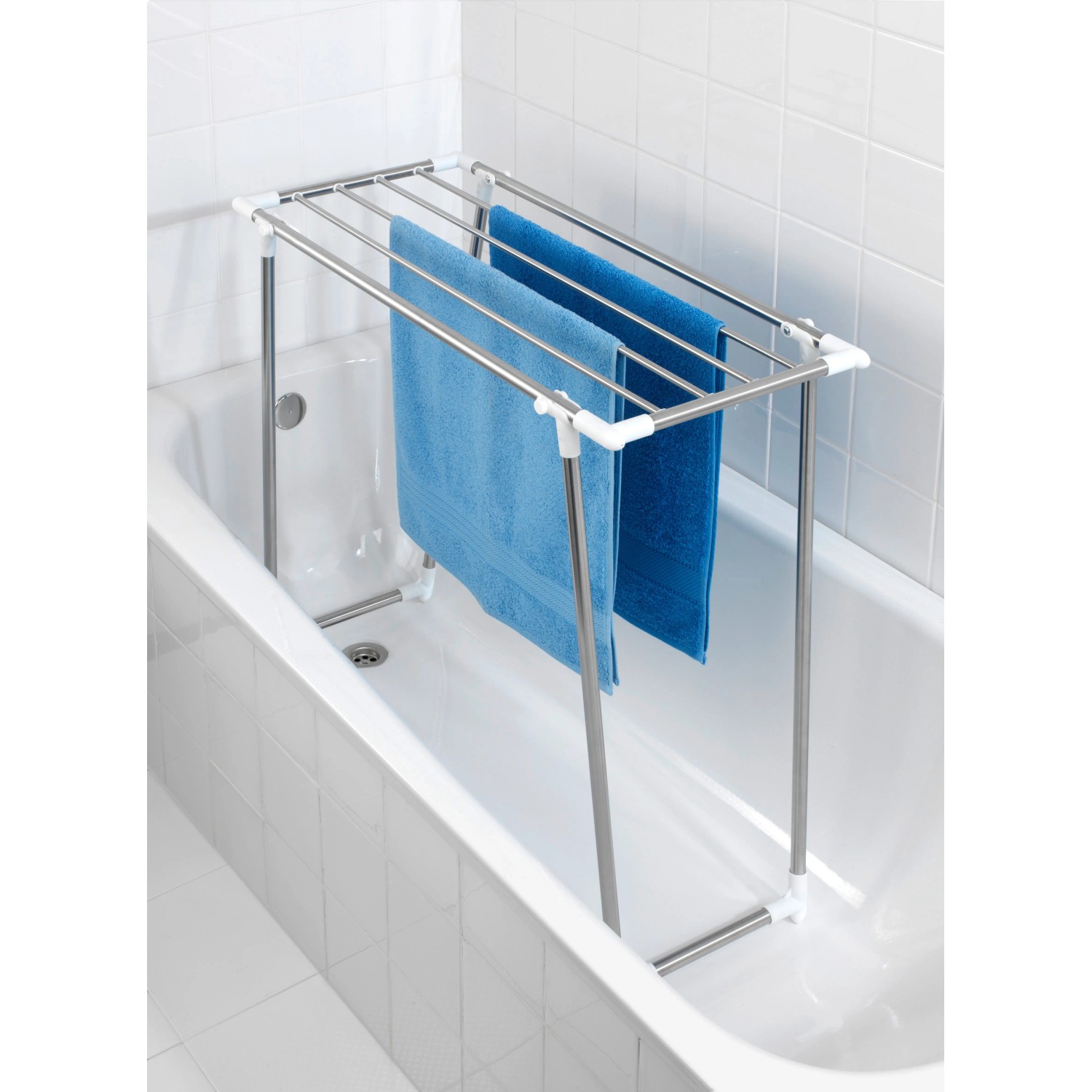 Wenko Wäscheständer Profi Single, silberfarben, in Badewanne mit blauen Handtüchern.
