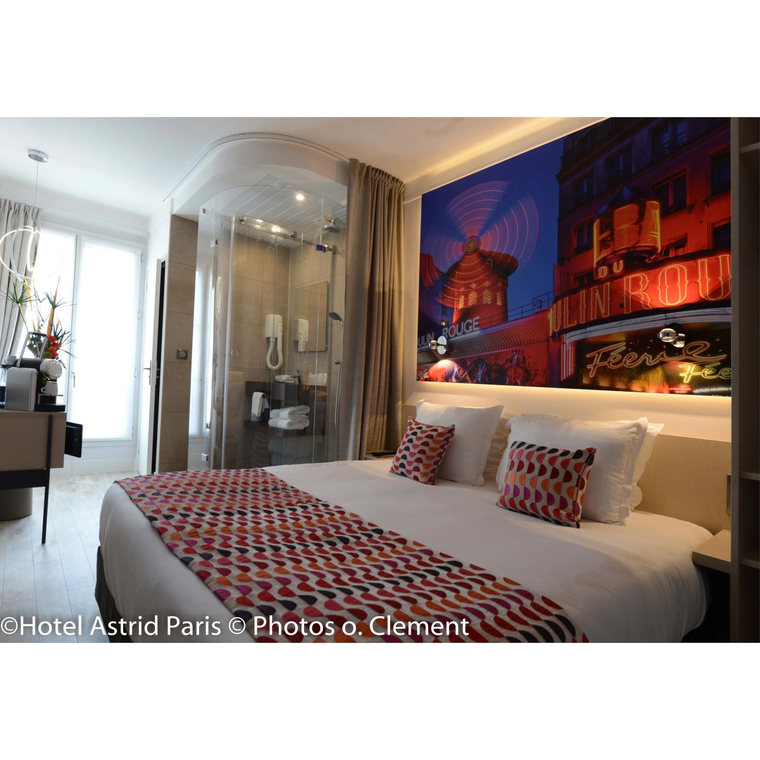 Hotelzimmer mit Grosfillex Wandpaneel GX Wall+ Creme Slate als Wanddekor mit Moulin Rouge Motiv.