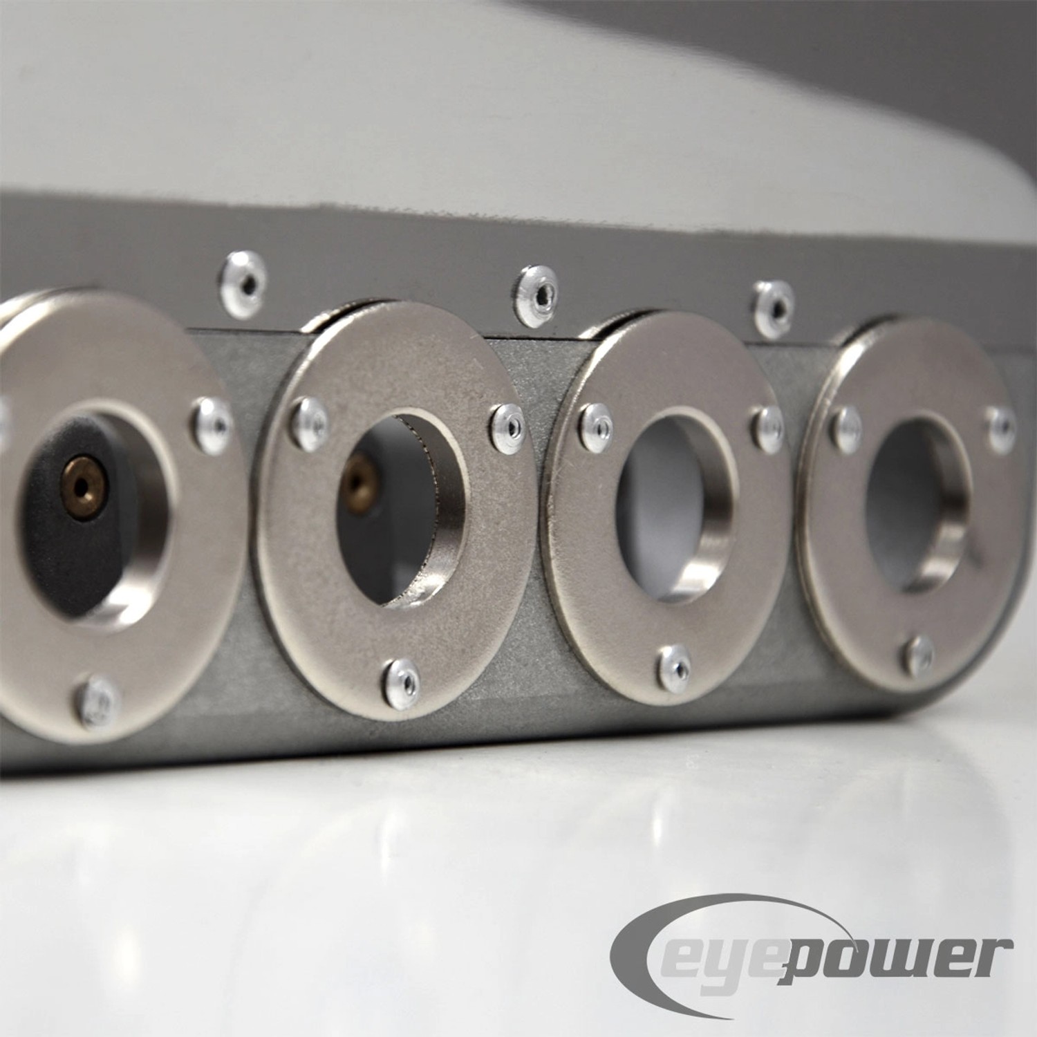 Detailaufnahme der 4 Düsen der silberfarbenen eyepower Druckluft Putzwerfer Putzpistole.