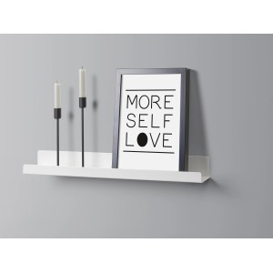 Weißes Metall-Wandregal Bix (60 cm) mit Deko-Elementen wie Kerzen und Bilderrahmen an grauer Wand.