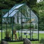 Grünes Halls Gewächshaus Icon 6 mit Glas und Regalen im Garten.