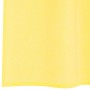 Nahaufnahme eines gelben, halbtransparenten Voile Vorhangs aus Polyester mit feiner Webstruktur.