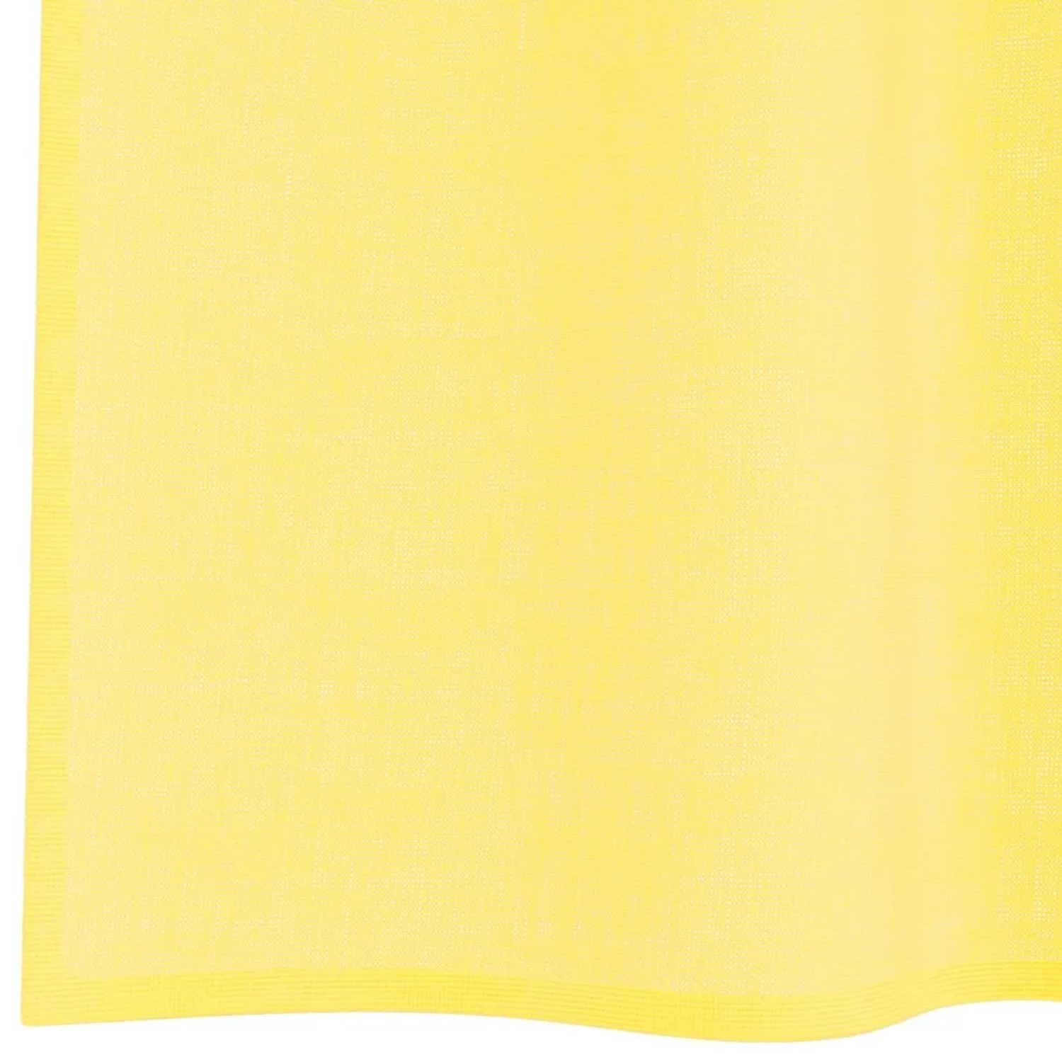 Nahaufnahme eines gelben, halbtransparenten Voile Vorhangs aus Polyester mit feiner Webstruktur.