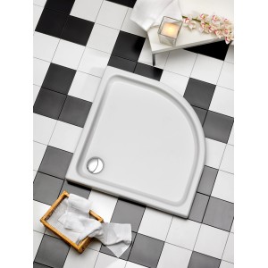 Weiße Ottofond Duschwanne Kraton Viertelkreis 80x80 cm auf schwarz-weiß gefliestem Boden.