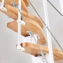 Intercon Raumspartreppe Alpha: Detailansicht der Buchenstufen in Natur und weißen Metallkonstruktion einer Mittelholmtreppe.