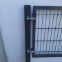 Detailaufnahme: Anthrazitfarbenes GEWA Gartentor Classic Doppeltor mit Doppelstabmattenzaun.