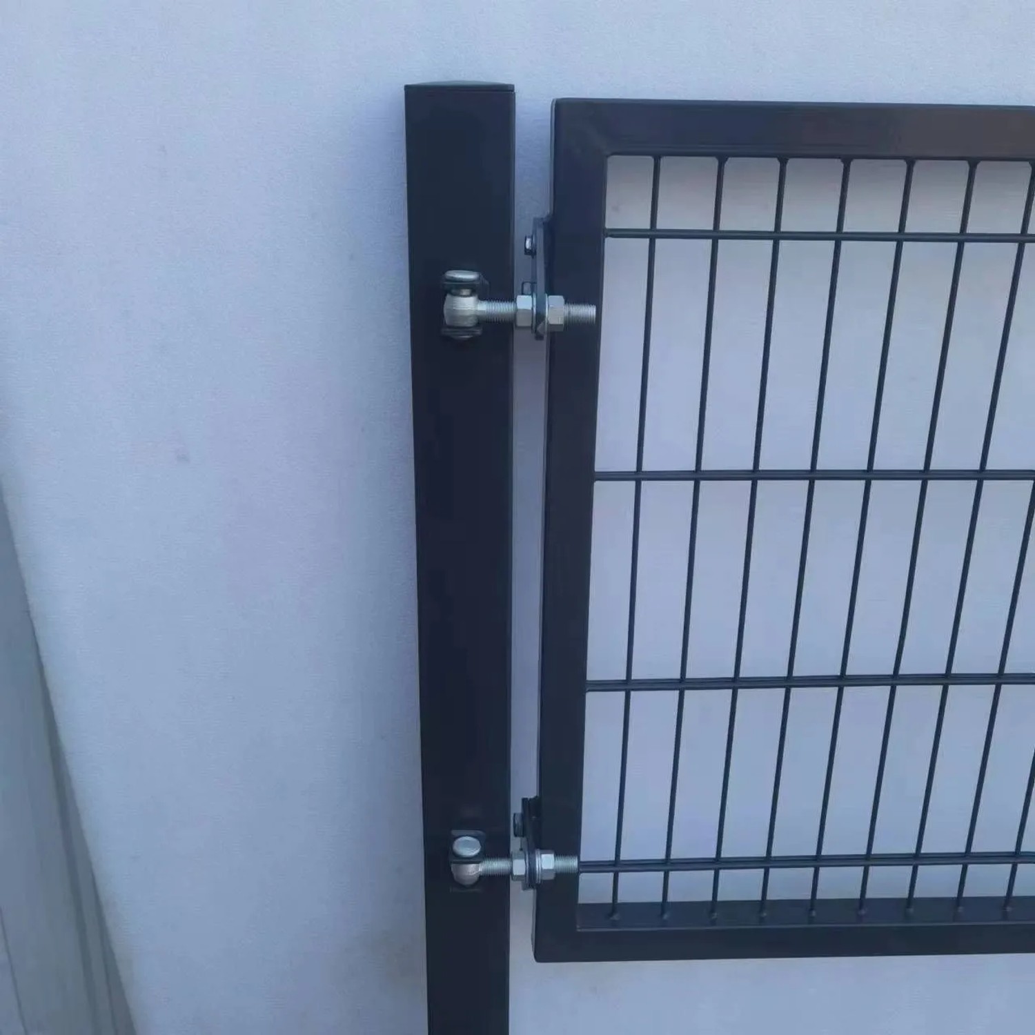 Detailaufnahme: Anthrazitfarbenes GEWA Gartentor Classic Doppeltor mit Doppelstabmattenzaun.