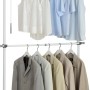 Wenko Teleskop-Garderobensystem Herkules Basic mit Kleidung auf zwei Stangen. Flexible, textile Aufbewahrung.