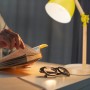 Grüne Relaxdays Schreibtischlampe aus Holz, verstellbar, beleuchtet ein Buch. Ideal als Leselampe für Büro.
