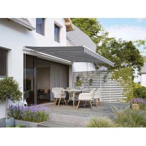 Gelenkarmmarkise Aventura 4x2,5m Grau-Weiß über Terrasse mit Tisch und Stühlen.