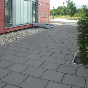 Verlegte, anthrazitfarbene Gehwegplatten 30x30 cm mit Fase im Außenbereich.