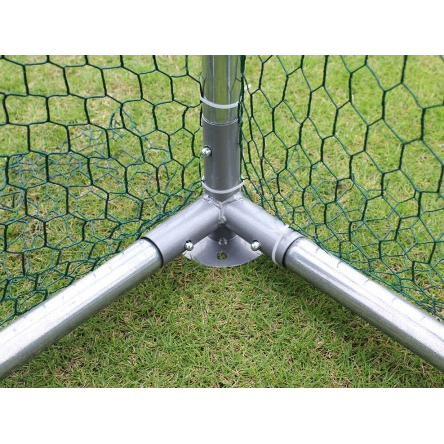 Detailansicht: Zipper Heimtiergehege mit verzinktem Drahtgeflecht und Rohren.