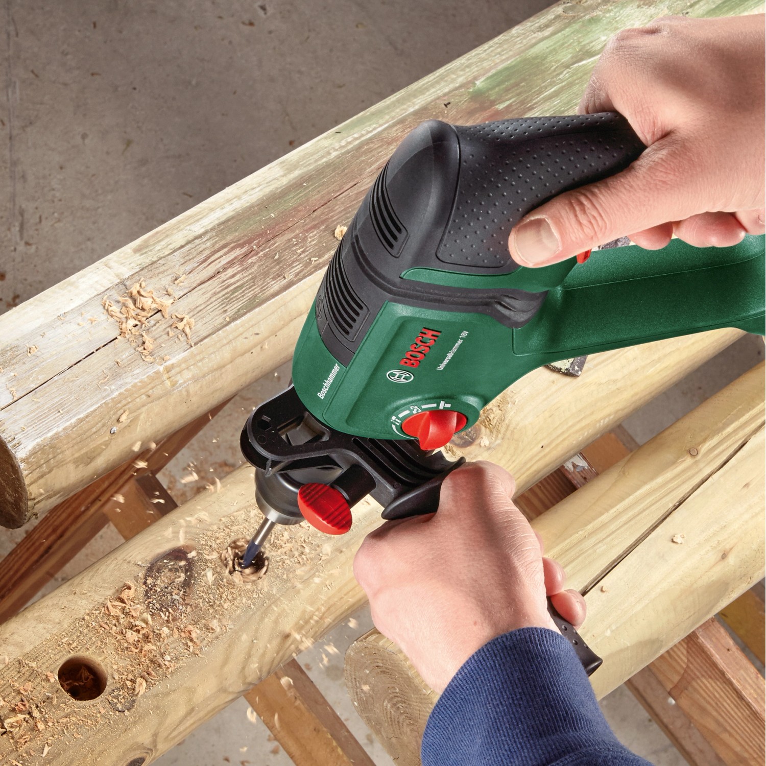 Bosch Akku-Bohrhammer UniversalHammer 18V beim Bohren in Holz.