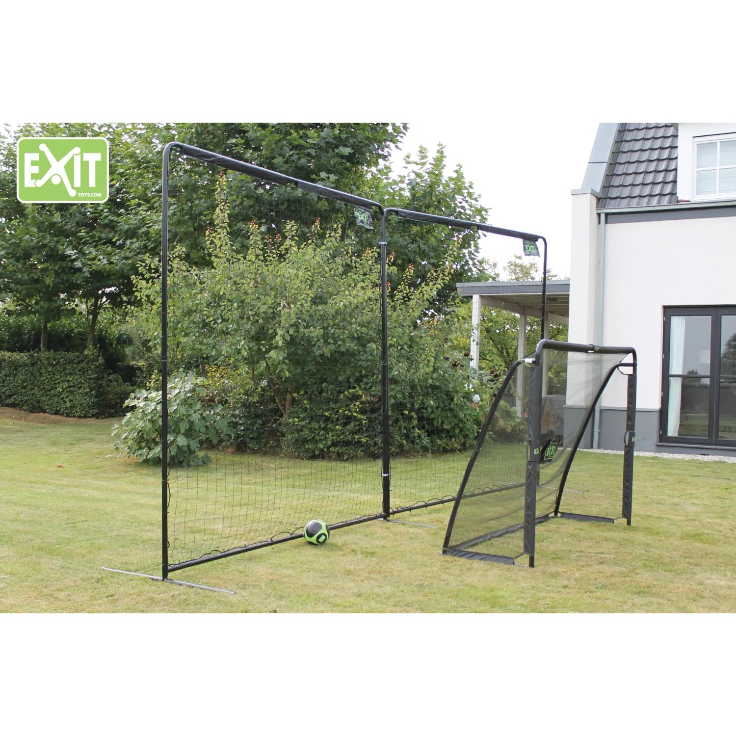 EXIT Backstop Sportnetz 300x600cm im Garten mit Fußballtor und Ball.