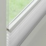 Gardinia Plissee Concept Tageslicht, 50x130 cm, Weiß, Detailansicht am Fenster.