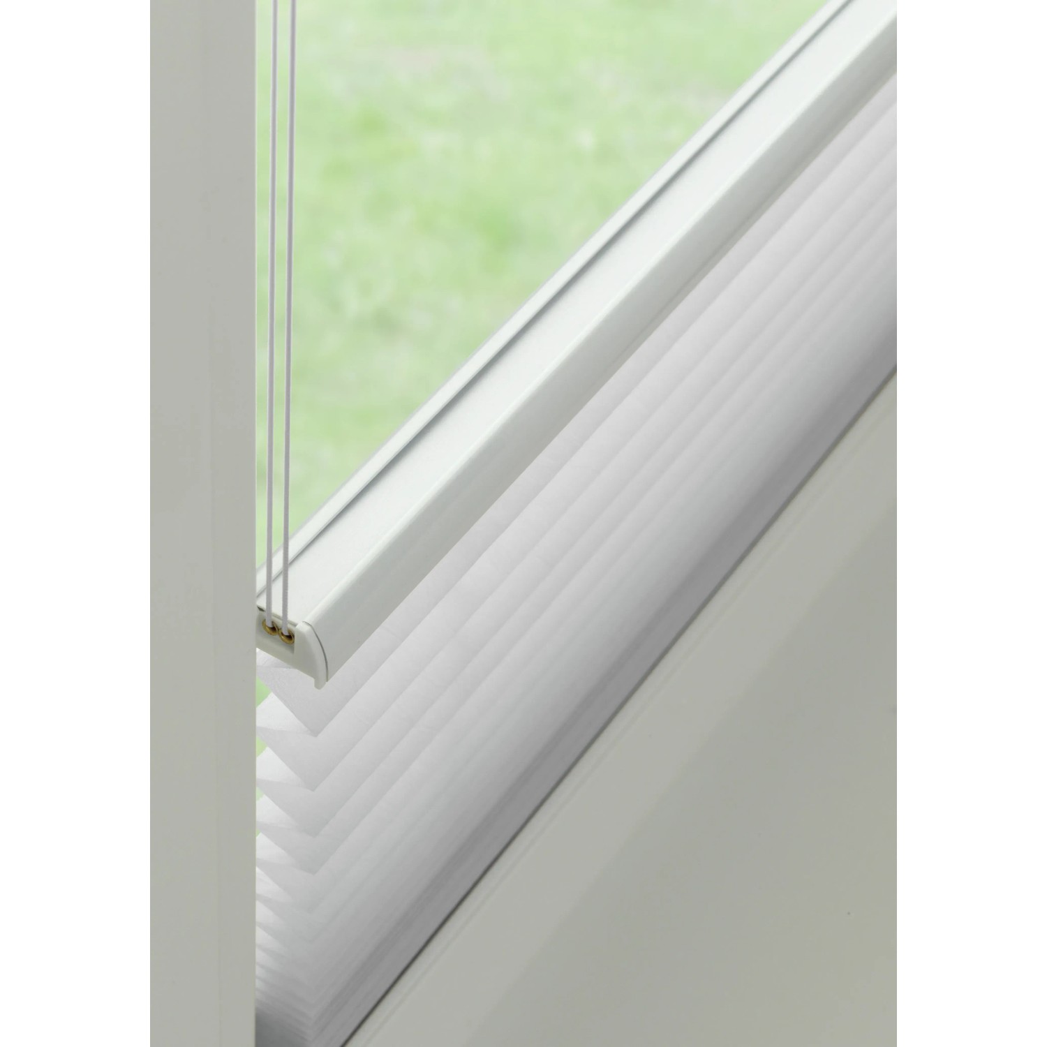 Gardinia Plissee Concept Tageslicht, 50x130 cm, Weiß, Detailansicht am Fenster.