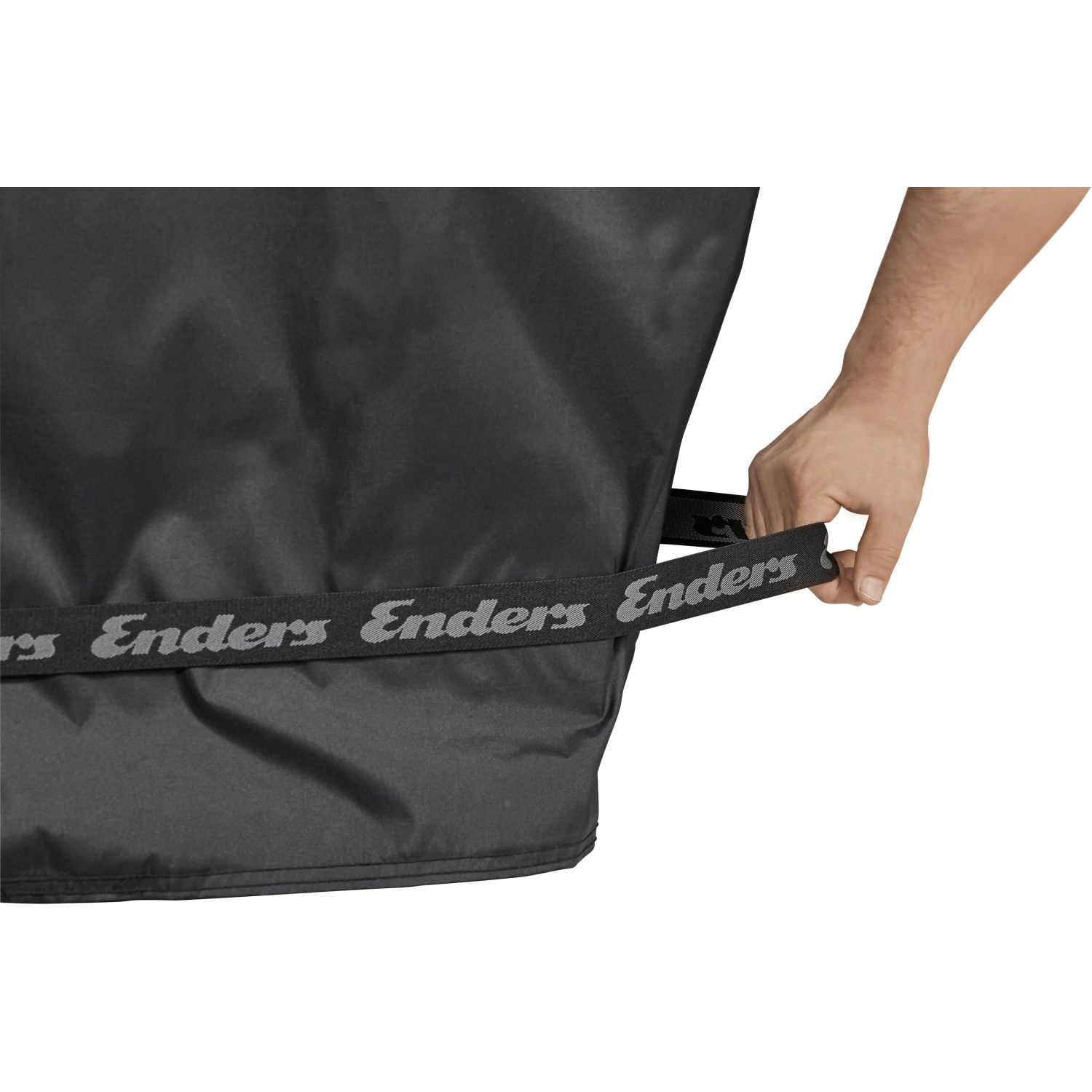 Schwarze Enders Wetterschutzhülle für Urban Trolley Grill, Detailaufnahme mit Hand am Befestigungsband.