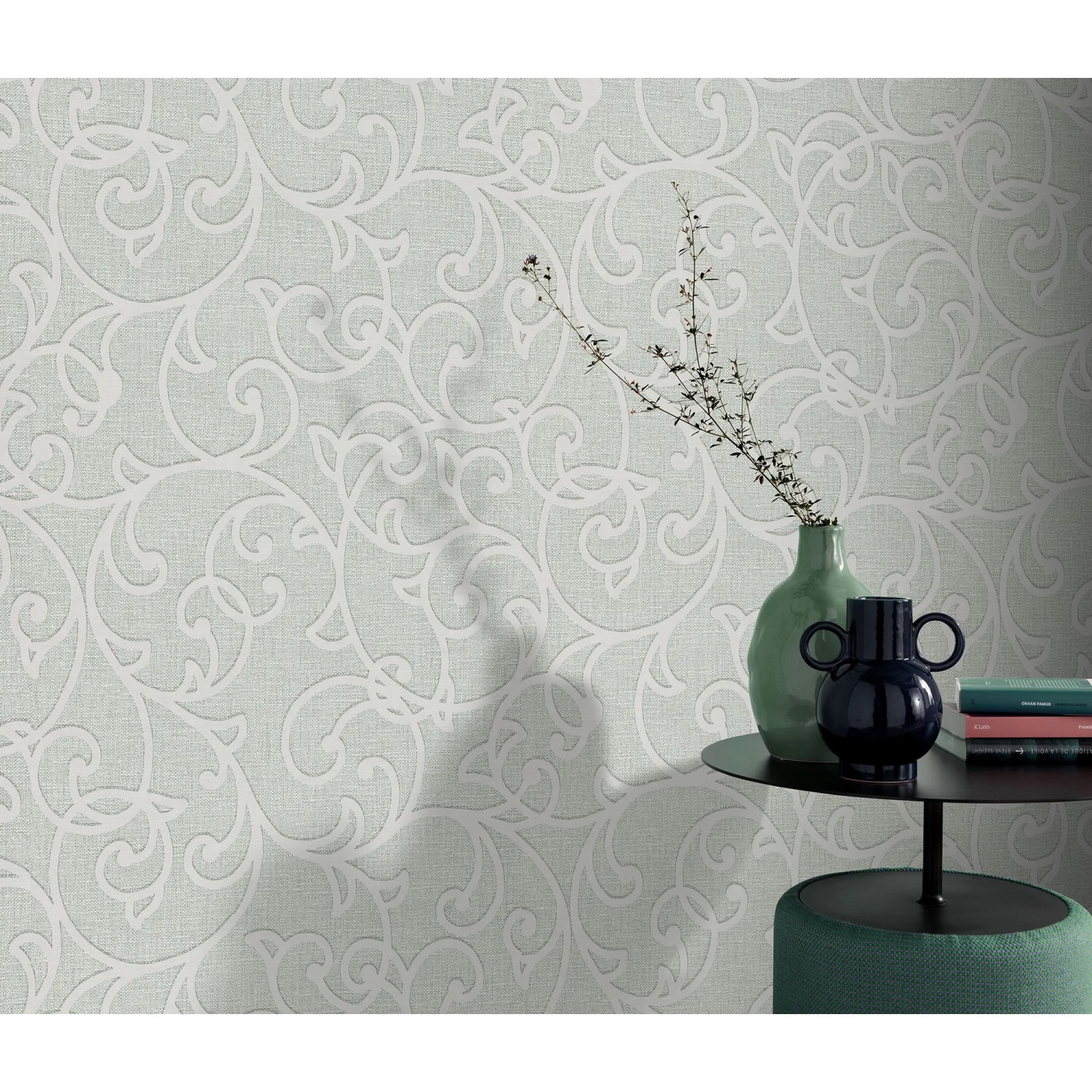 Erismann Vliestapete Opus Forte, olivgrün mit floralen Ornamenten.