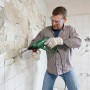 Bosch Bohrhammer PBH 2500 SRE beim Fliesen abschlagen im Badezimmer.