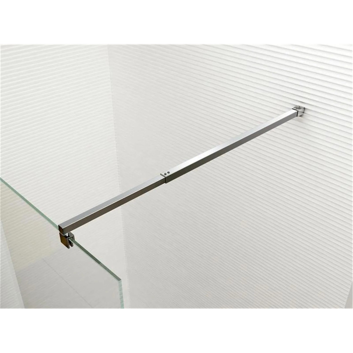 Detailaufnahme einer Glaszentrum Hagen Walk-In Duschwand mit Stabilisationsstange.