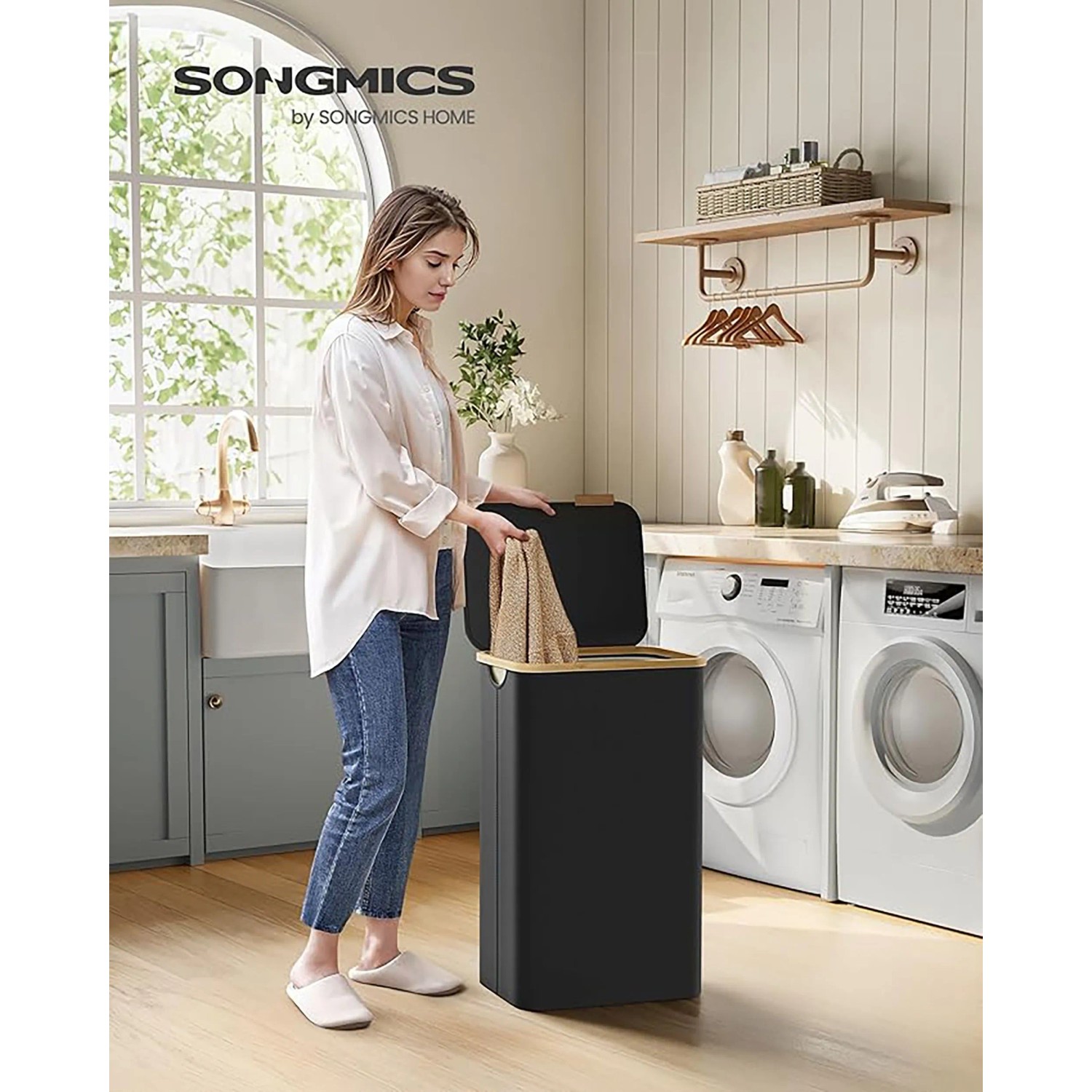 Schwarzer Songmics Wäschesammler Roxanne (90 l) mit Deckel im Badezimmer.