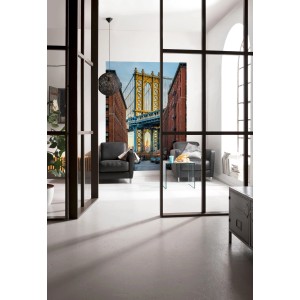 Komar Vlies Fototapete Brooklyn mit Brückenmotiv, 184x248cm, im Wohnraum.