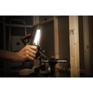 Energizer Hardcase Arbeitslampe in Hand, leuchtend. Taschenlampe mit Magnet für Werkstatt & Baustelle.