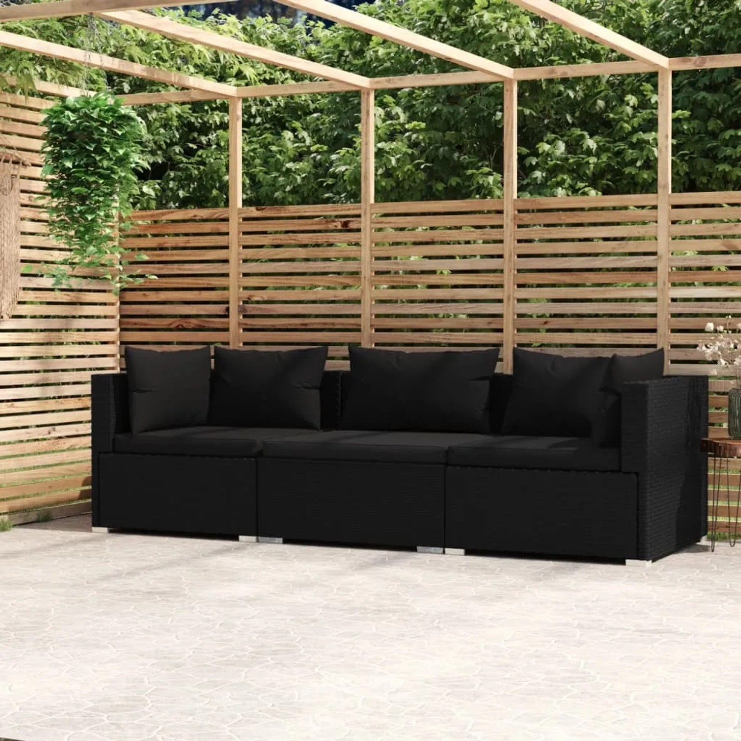 Schwarzes vidaXL 3-Sitzer Gartensofa aus Rattan mit Kissen unter einer Pergola.