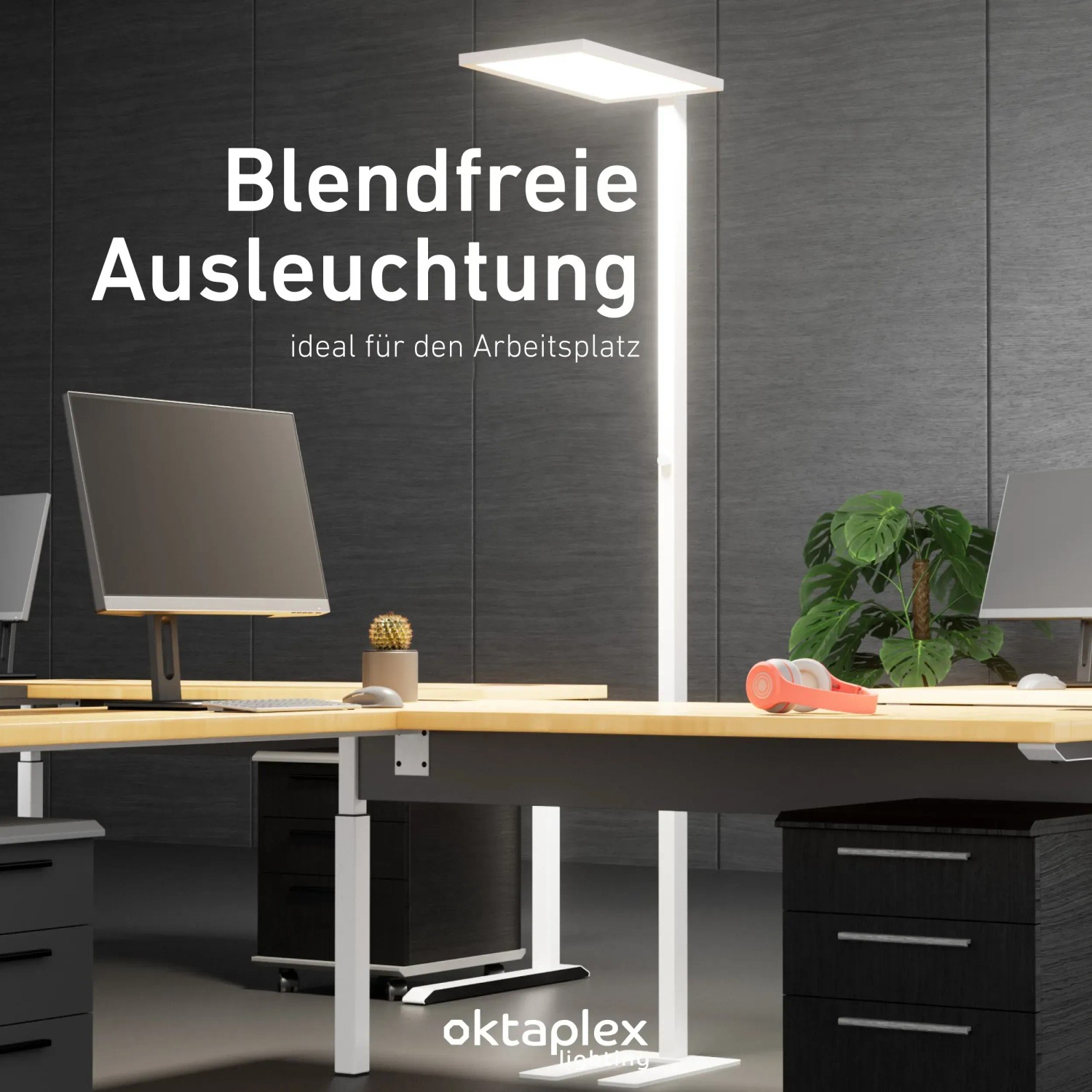 Weiße Oktaplex Malmö LED Stehlampe für Büro mit neutralweißem Licht auf einem Schreibtisch.