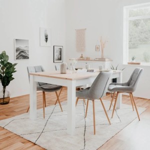 Homestyle4u Essgruppe: ausziehbarer Esstisch mit weißem Gestell, heller Holzplatte und 4 grauen Polsterstühlen im Esszimmer.