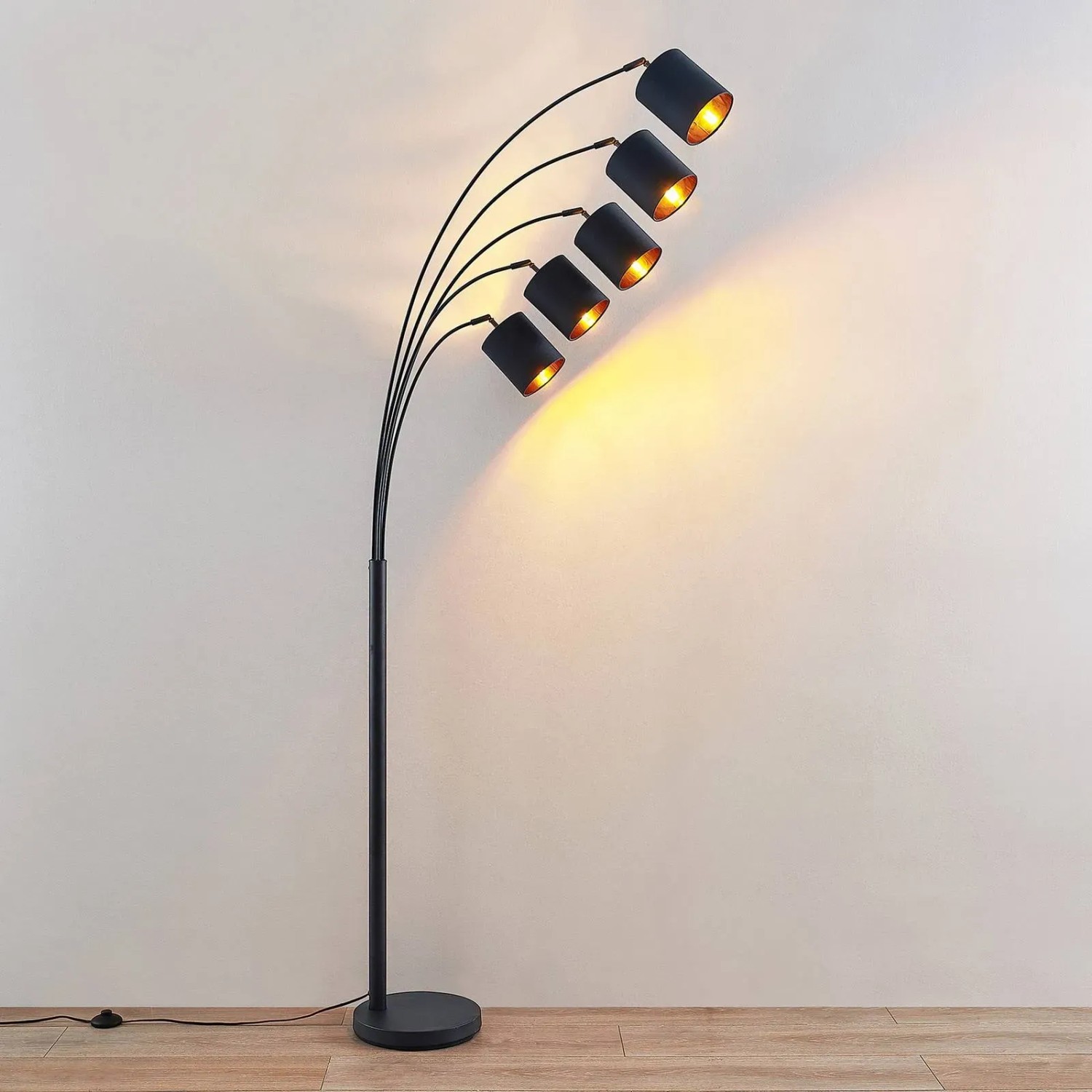 Moderne Lindby Bogenleuchte Abiram, 5-flammig, schwarz, aus Metall. Design-Stehlampe für Wohnzimmer.