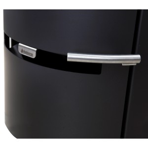 Detailansicht: Schwarzer Aduro Kaminofen 9 mit Stahlverkleidung und silbernem Türgriff.