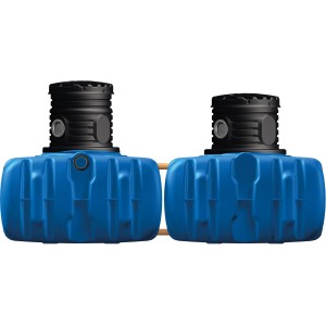 4rain Flat M Flachtank, 6000 l, blauer Erdtank mit schwarzem Domschacht.