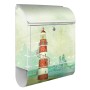 Weißer Banjado Briefkasten mit Leuchtturm-Motiv und Zeitungsfach. Wandbriefkasten aus pulverbeschichtetem Stahl.