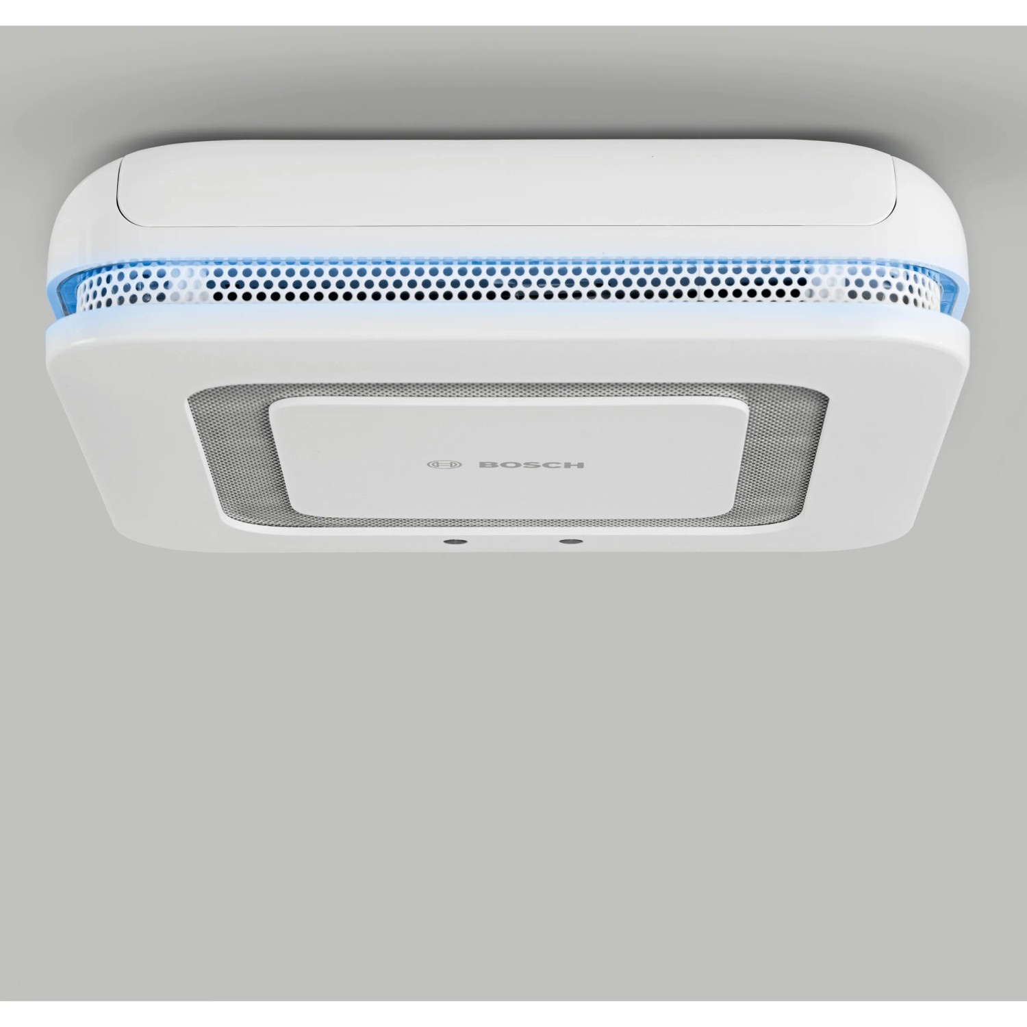 Weißer Bosch Smart Home Rauchmelder Twinguard mit Luftgütesensor an der Decke.