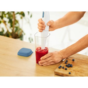 Rotho Küchenhelfer Loft: 5-in-1 Messbecher transparent mit Horizontblau Deckel und Stabmixer in Nutzung.