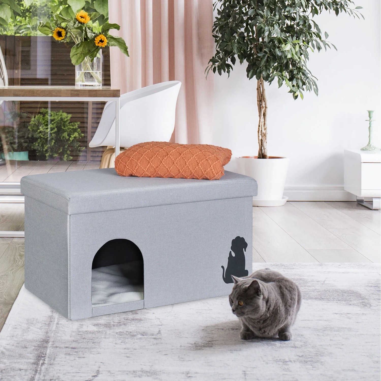 Graue Relaxdays Katzenhöhle mit Deckel, faltbar, als Sitzhocker nutzbar. Katze im Vordergrund.