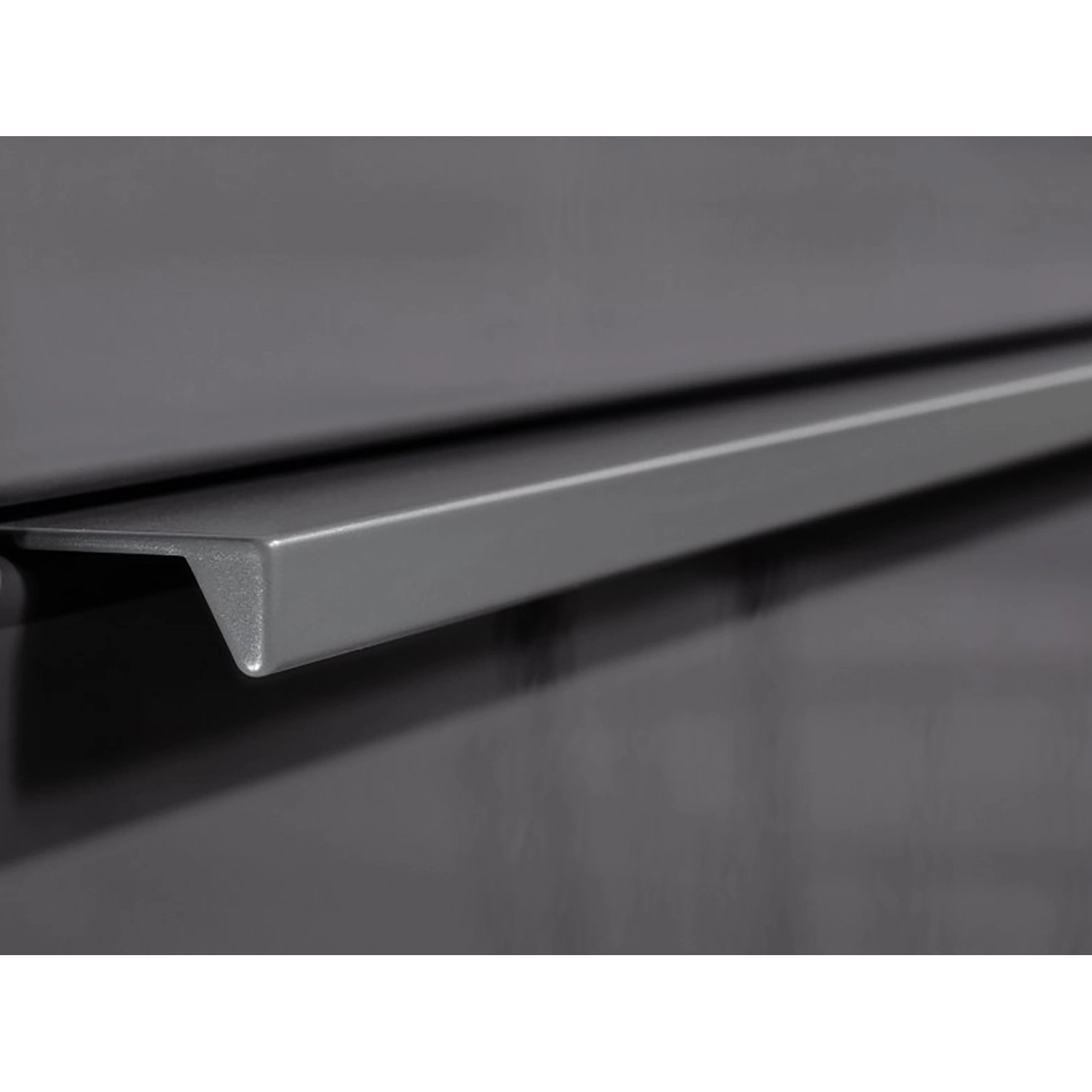 Detailaufnahme: Griff des Fackelmann Luna Bad-Hochschranks in Anthrazit.